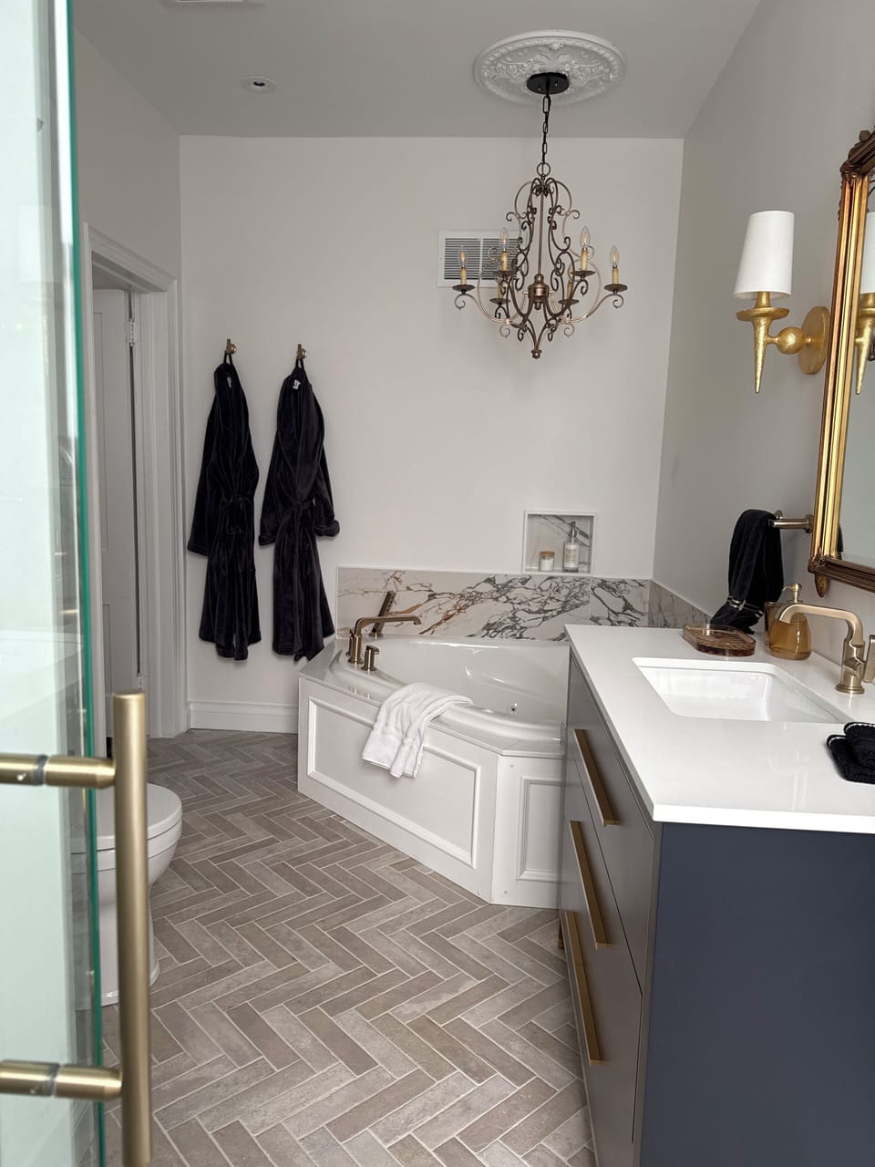 Deluxe Queen Suite with Jetted Tub | Bathroom | Free toiletries, towels