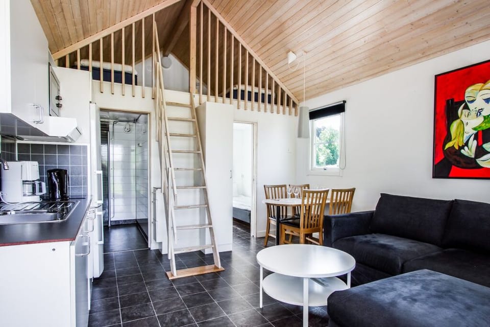 Classic Cottage | Private kitchen | Fridge, microwave, stovetop, cookware/dishes/utensils