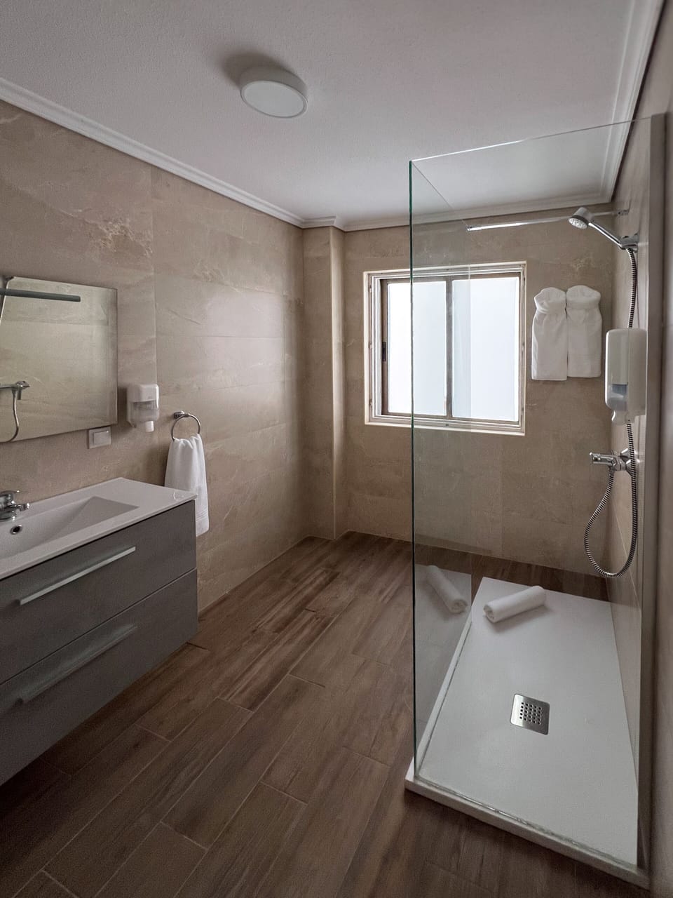 Comfort Twin Room, City View | Bathroom | Towels, soap, shampoo, toilet paper