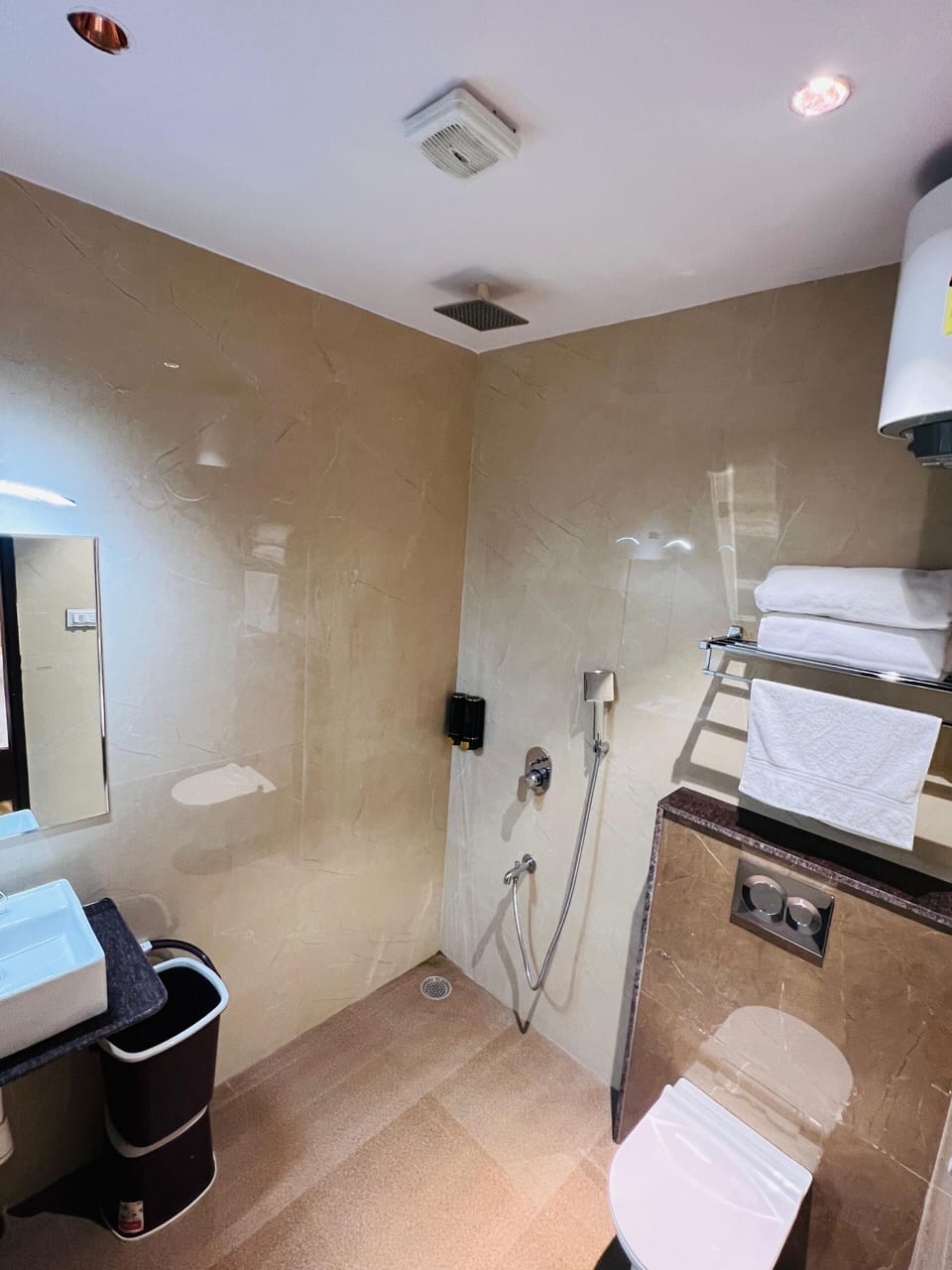 Classic Double Room | Bathroom | Free toiletries, slippers, towels, soap