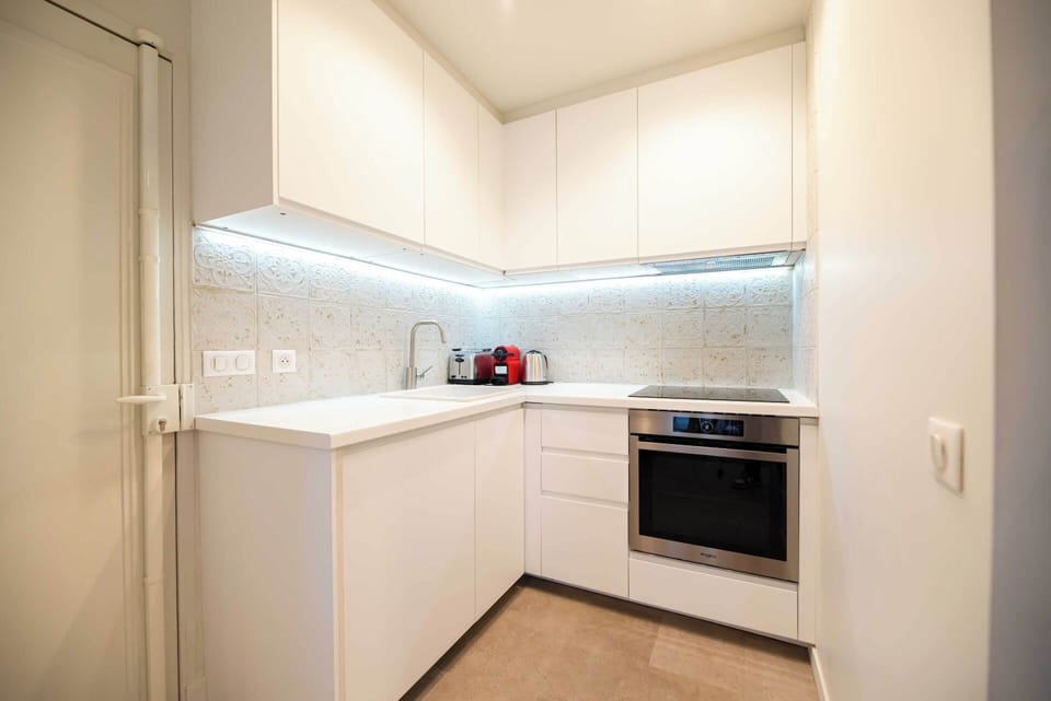 Apartment | Private kitchen | Fridge, microwave, oven, stovetop