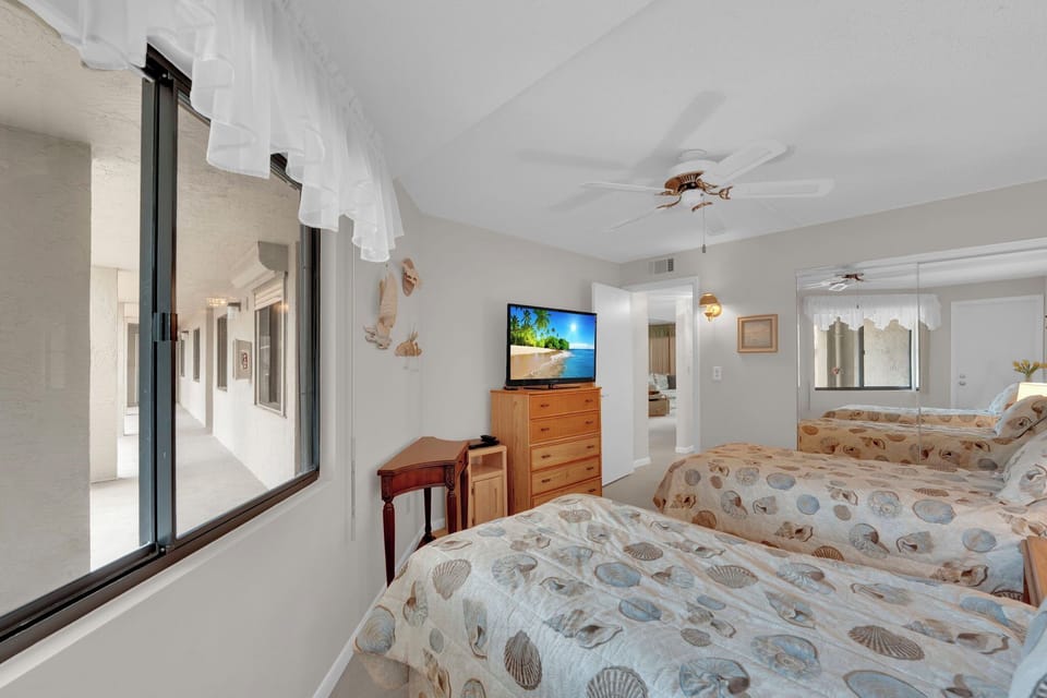 Twin beds in guest bedroom
