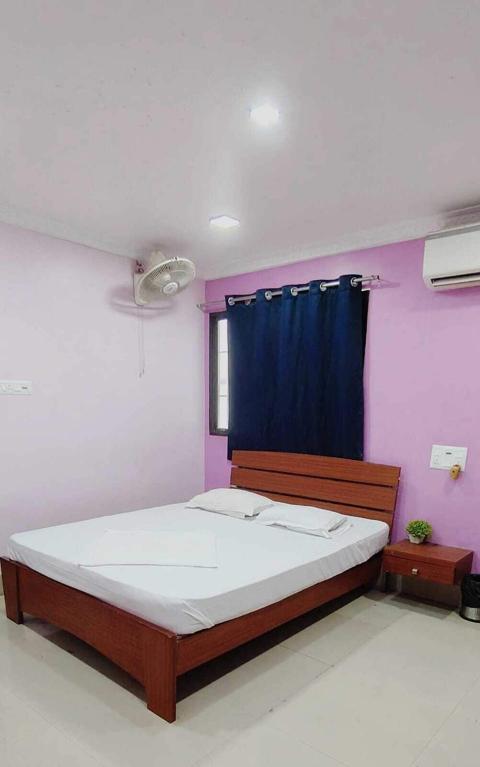 Deluxe Single Room | Laptop workspace, free WiFi