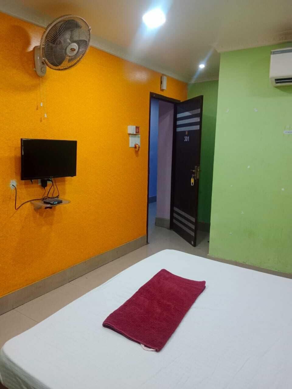 Deluxe Single Room | Laptop workspace, free WiFi