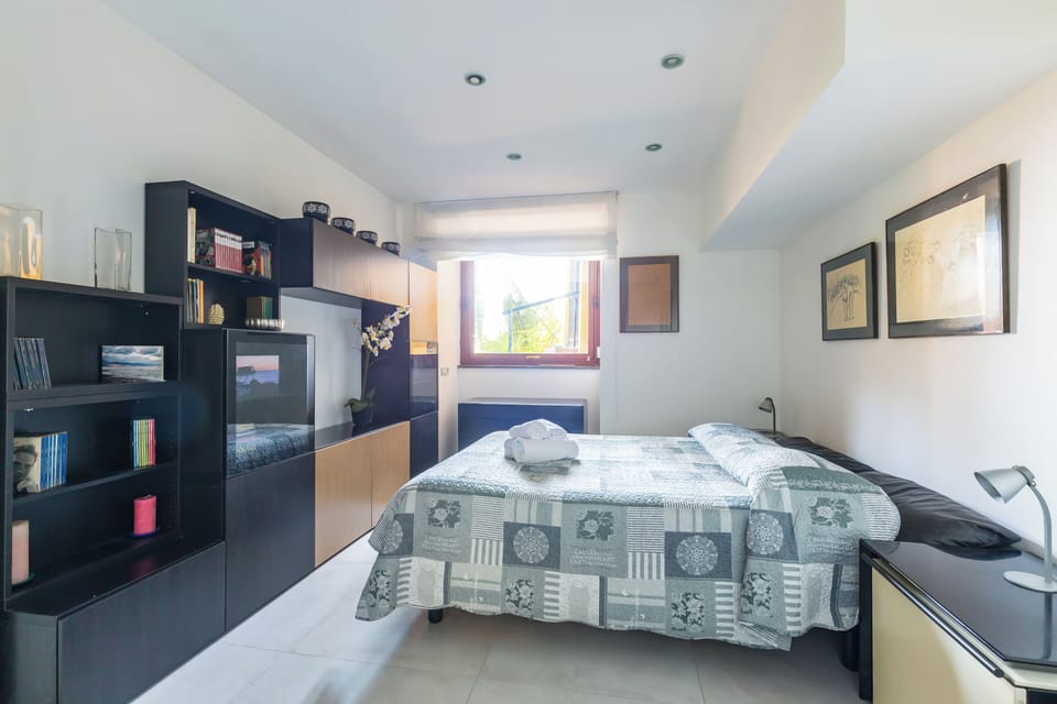 Apartment (1 Bedroom) | 1 bedroom, iron/ironing board, bed sheets