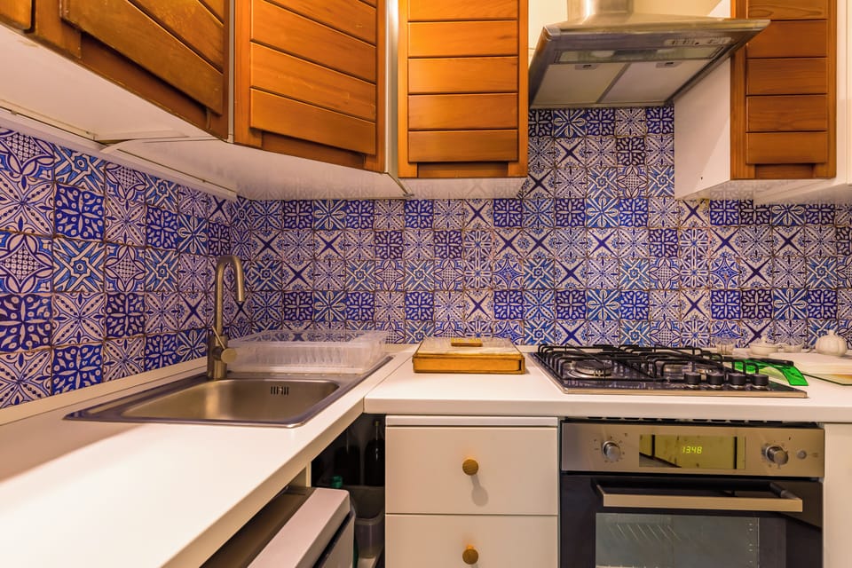 Apartment (1 Bedroom) | Private kitchen | Oven, electric kettle