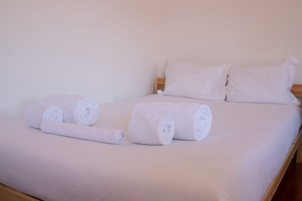 1 bedroom, bed sheets