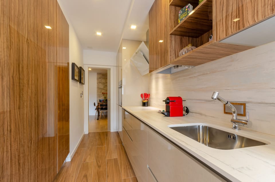 Microwave, oven, dishwasher, coffee/tea maker