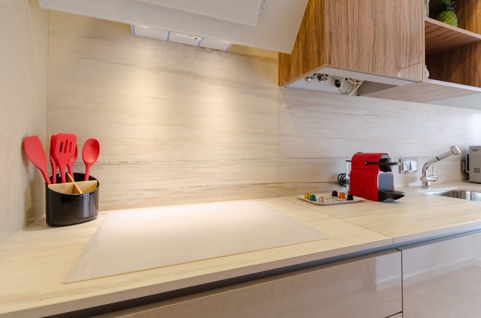 Microwave, oven, dishwasher, coffee/tea maker