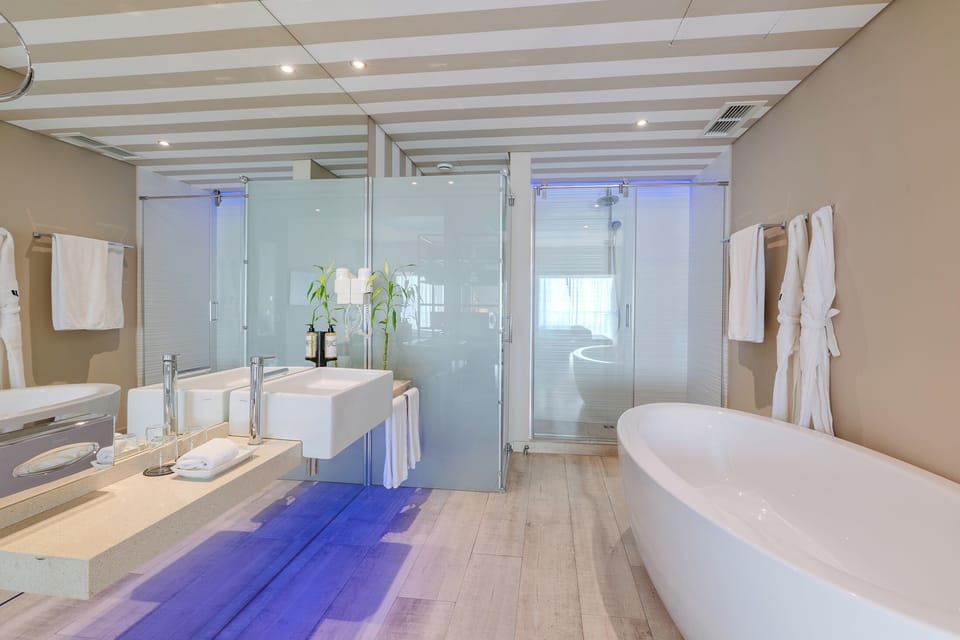 Deluxe Double Room, Sea View | Bathroom | Free toiletries, hair dryer, towels