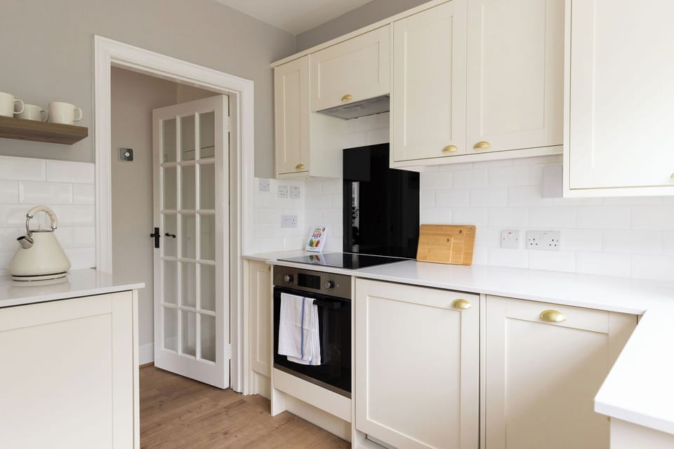 Kitchen entrance, Oven and hob 