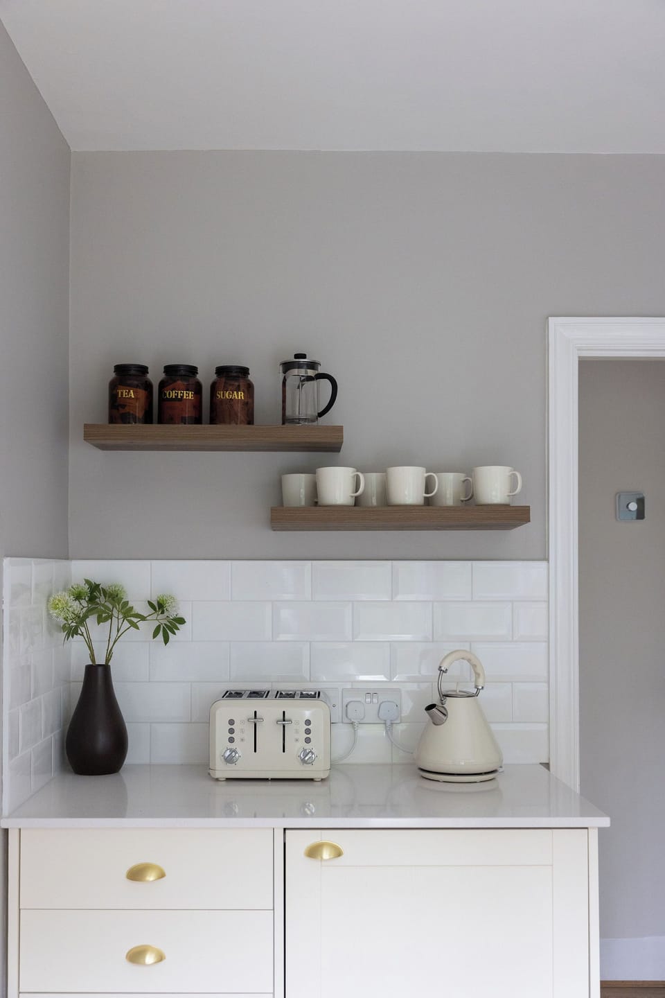 Kitchen sides, toaster and kettle 
