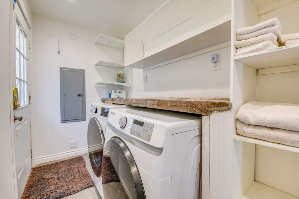 Hot Tub + Sauna: Home 8 Mi to Downtown Tacoma! Cottage in University Place