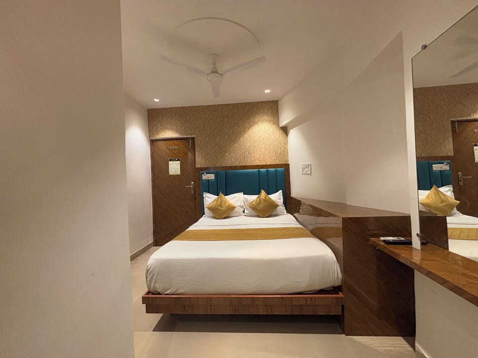 Double Room | Desk, laptop workspace