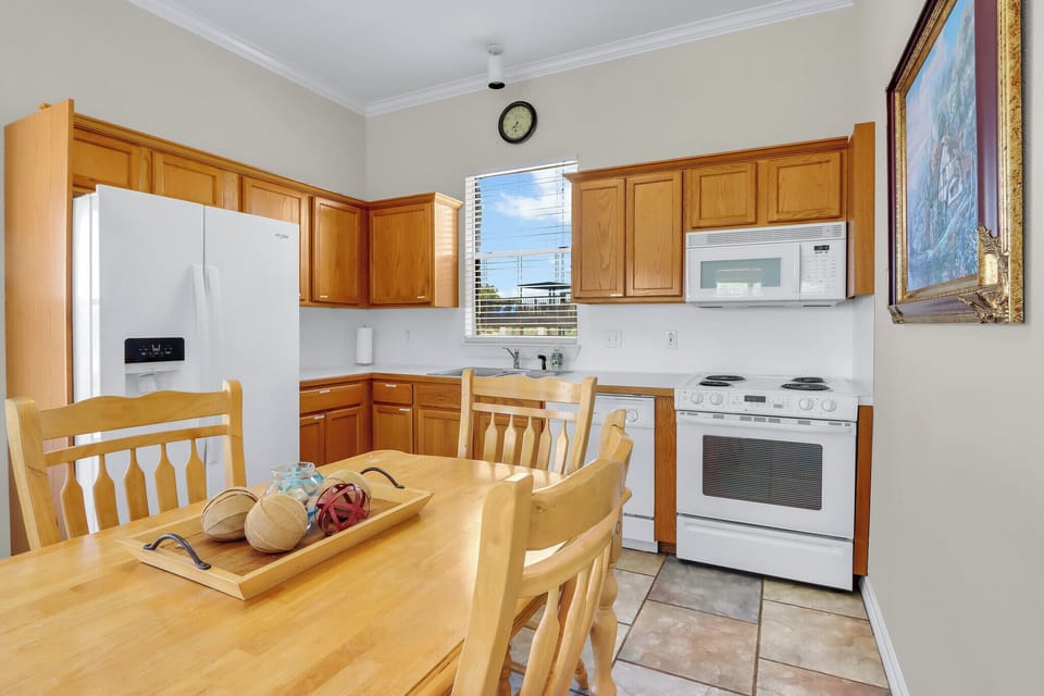 Canyon Lake Waterfront Paradise Guest House features a full kitchen.