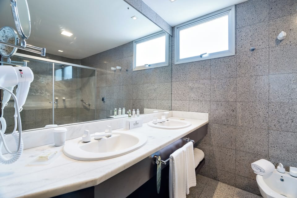 Suite Diplomata | Bathroom | Shower, designer toiletries, hair dryer, bidet