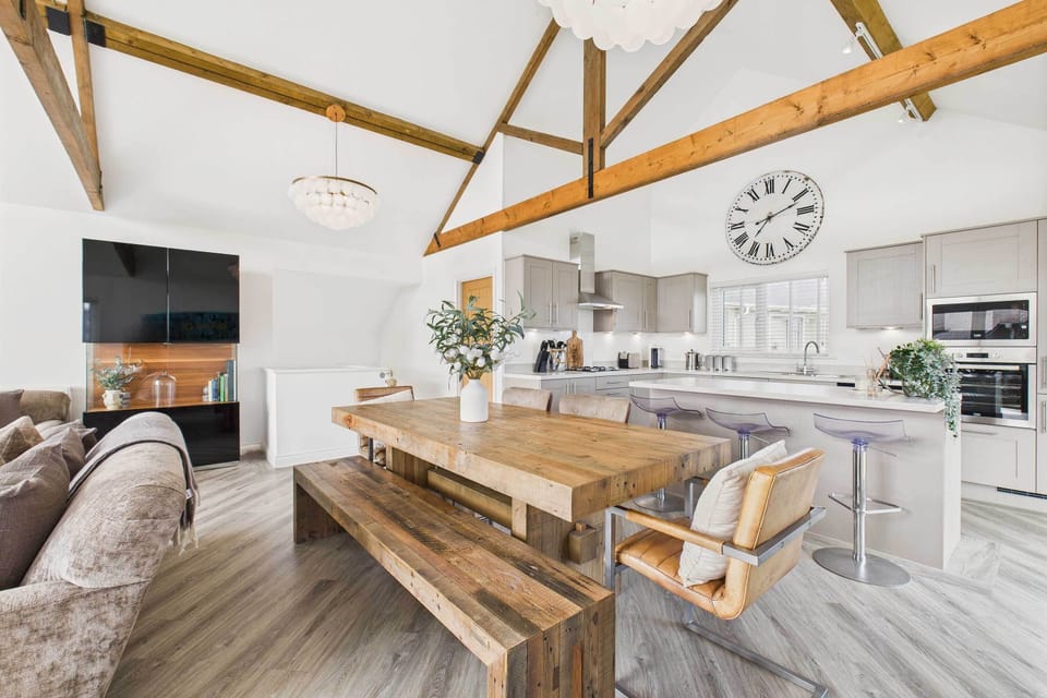 Bayview Lodge, Beadnell - Host & Stay