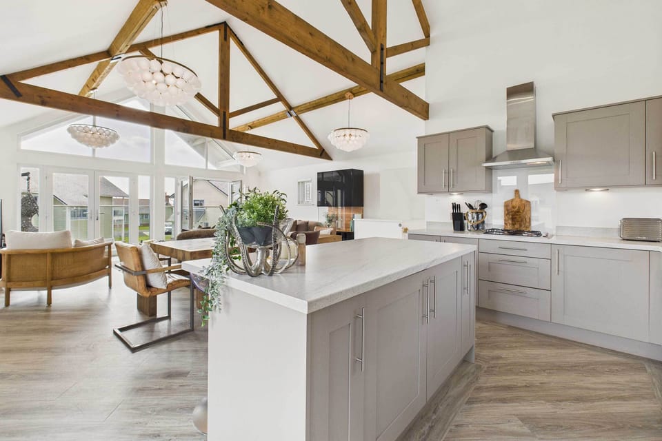Bayview Lodge, Beadnell - Host & Stay