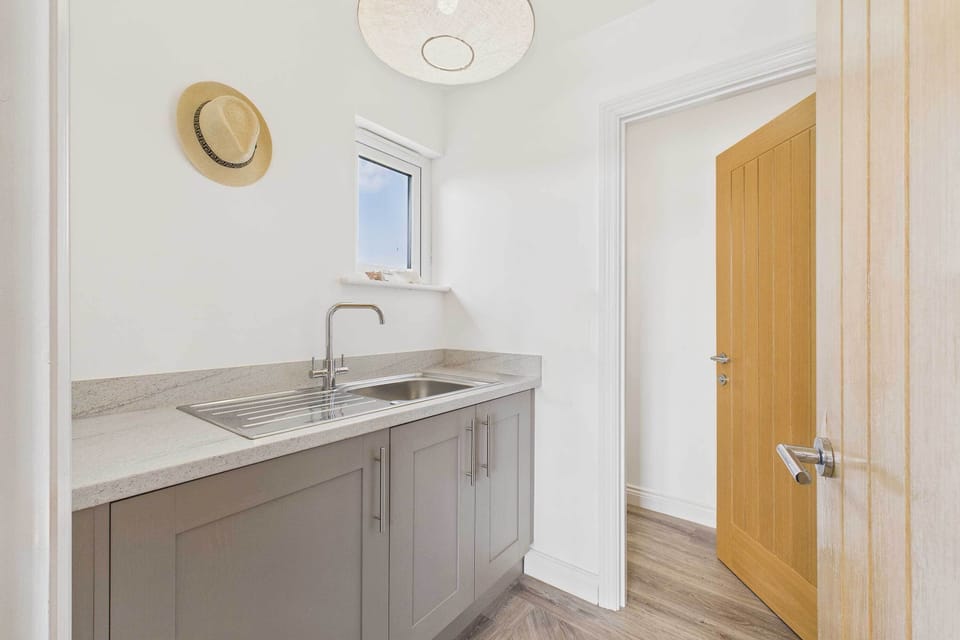 Bayview Lodge, Beadnell - Host & Stay