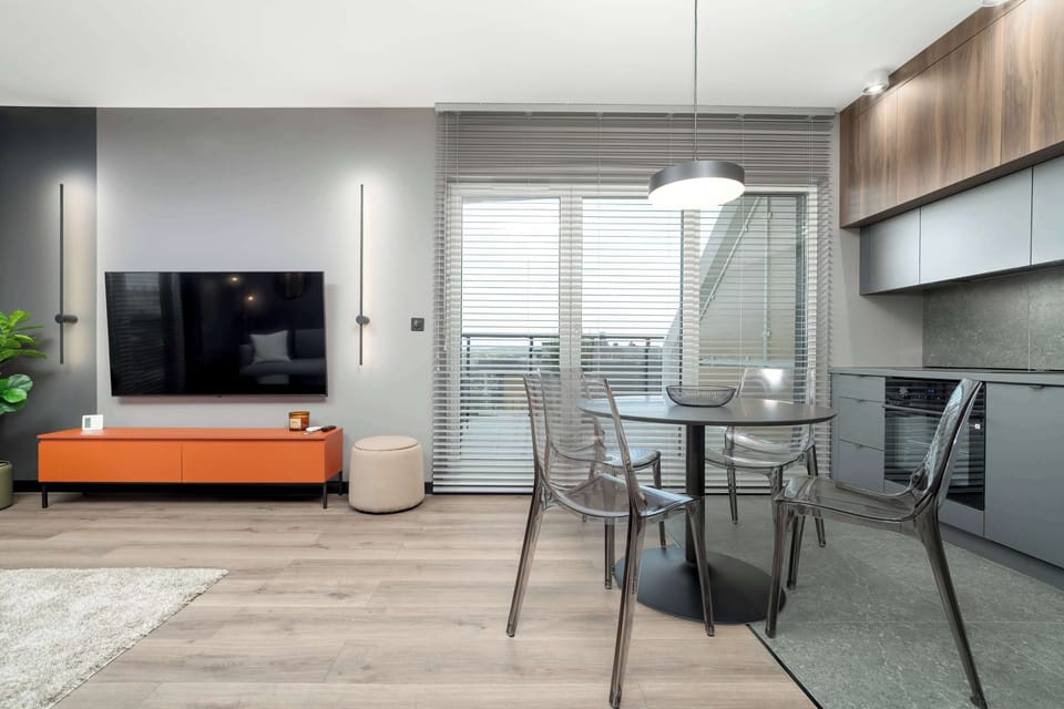Kitchenette with plenty of kitchen utensils and dishes. 