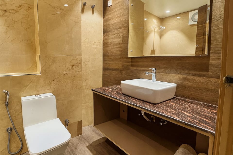 Deluxe Room | Bathroom | Shower, free toiletries, hair dryer, slippers