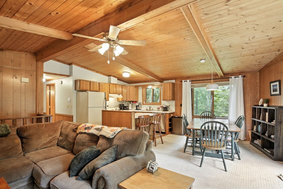 Cabin, 3 Bedrooms | Living area | Smart TV, streaming services