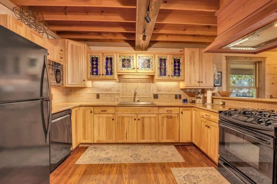 Kitchen with all appliances