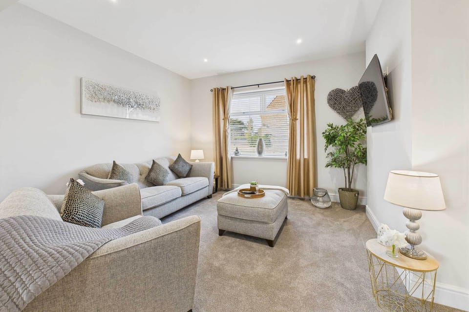 House | 3 bedrooms, desk