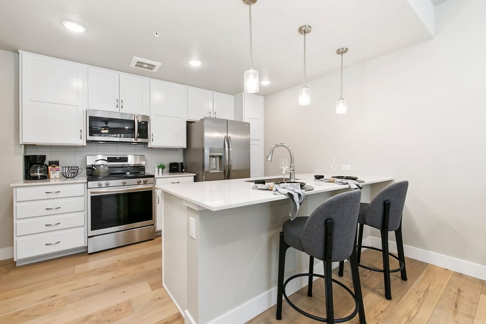 Fully-equipped Chef's Kitchen | Breakfast Bar with Seating for 2!