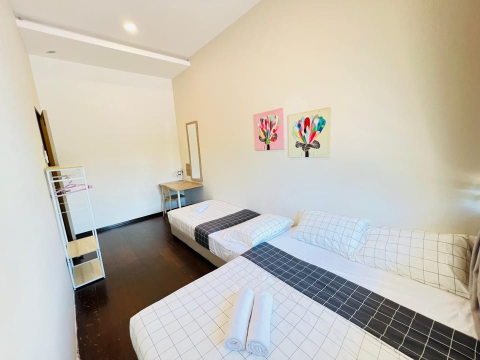 Basic Triple Room | Iron/ironing board, free WiFi