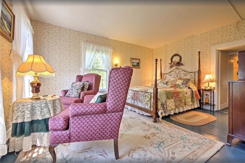 Superior Suite | Blackout drapes, soundproofing, iron/ironing board (on request)