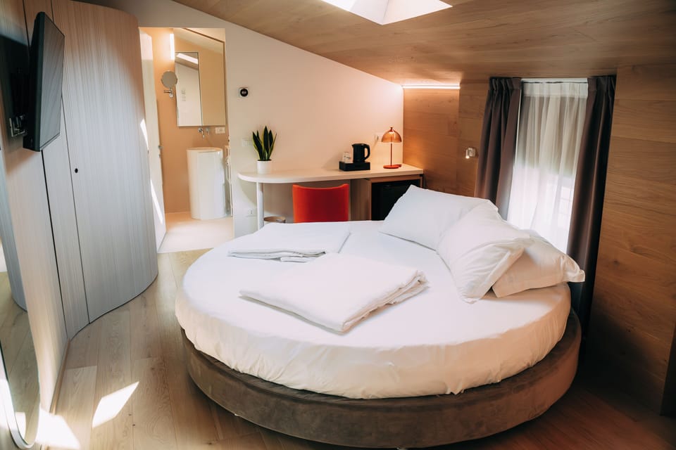 Deluxe Room | Premium bedding, down comforters, pillowtop beds, in-room safe