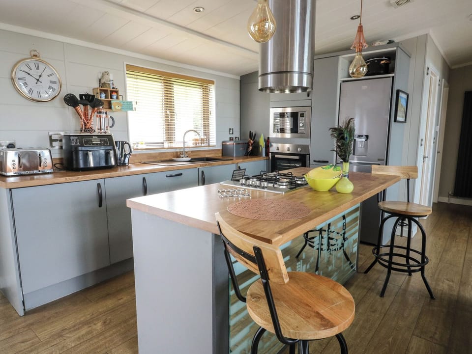 Fridge, microwave, dishwasher, cookware/dishes/utensils