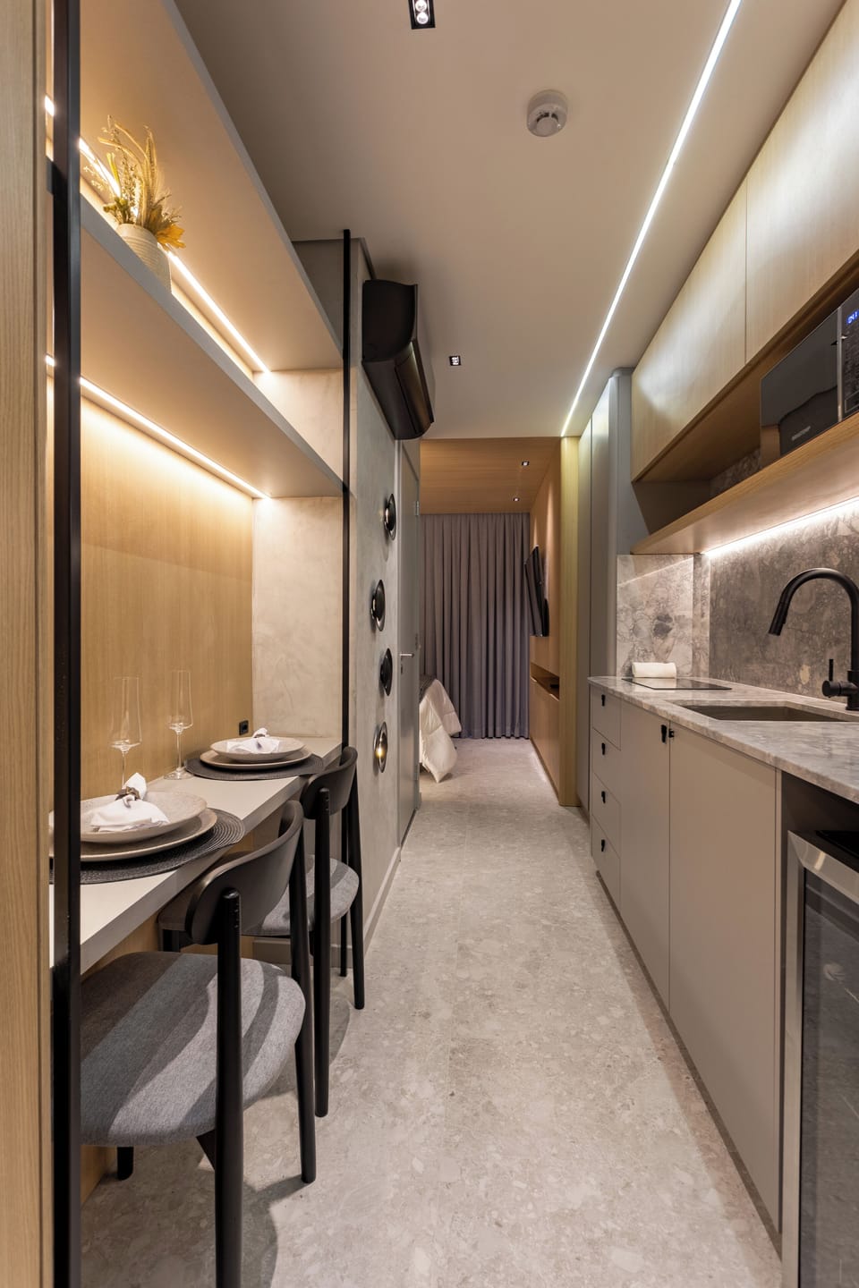 Deluxe Apartment, Lanai, City View | Private kitchen | Electric kettle
