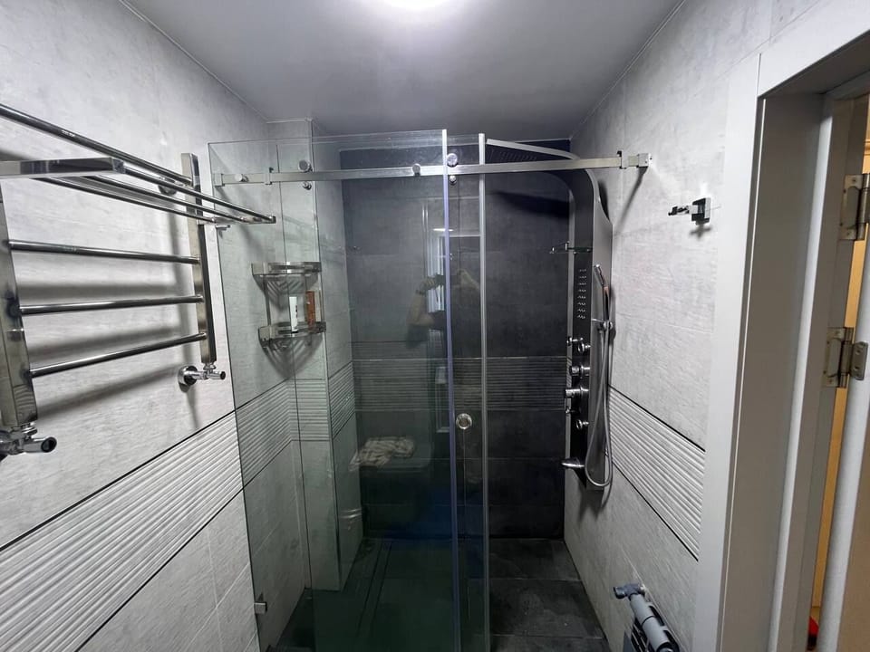 Comfort Apartment, City View | Bathroom | Shower, free toiletries, hair dryer, slippers