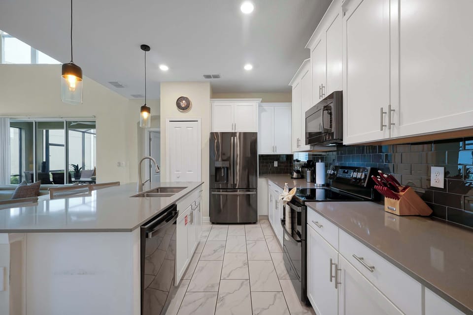 Fully equipped kitchen with modern finishes 