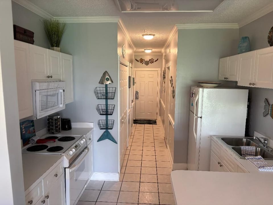 Full kitchen