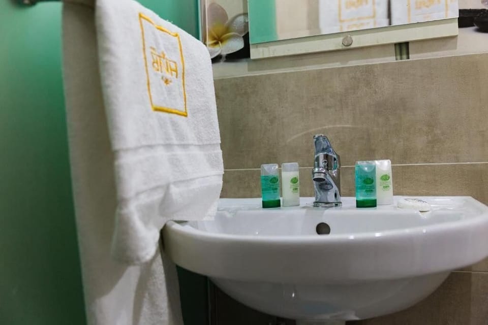 Towels, soap, shampoo, toilet paper