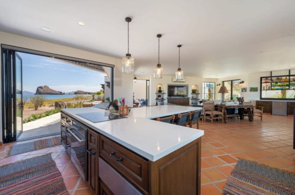Kitchen 
Fully equipped 
AC