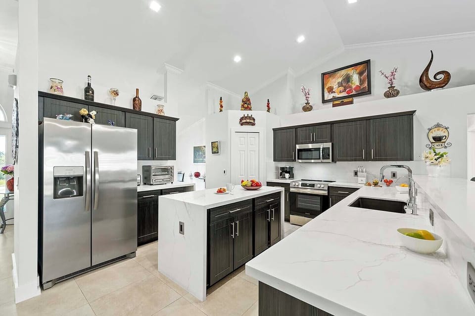 Fully Equipped Kitchen with Center Island and Bar Seating Options