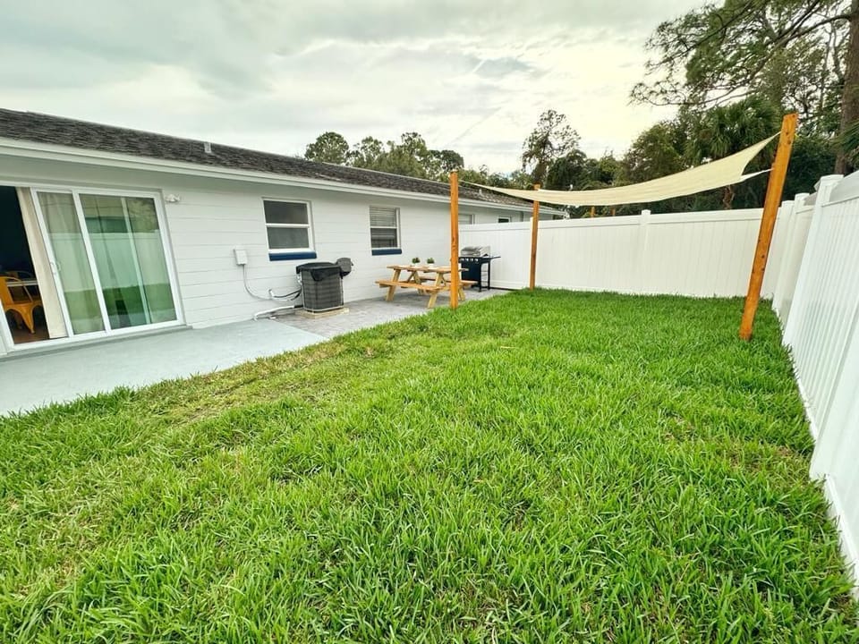 Spacious backyard, fully fanced, perfect for barbecue and family gathering!
