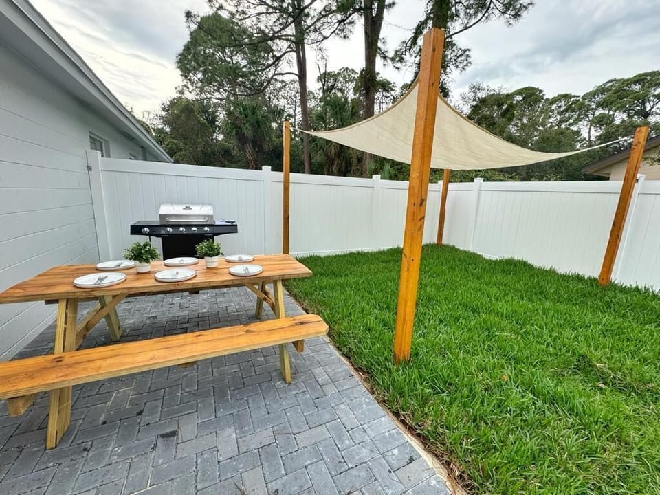 A backyard oasis ready for relaxation and delicious barbecues!
