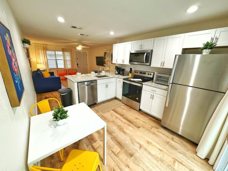 Amazing kitchen with dishwasher! 