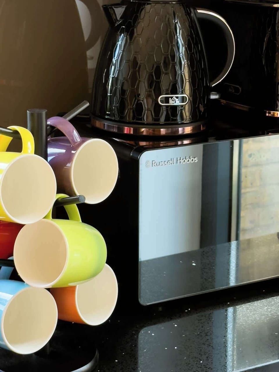 Everything you need for hot drinks and quick meals - mugs, kettle and microwave
