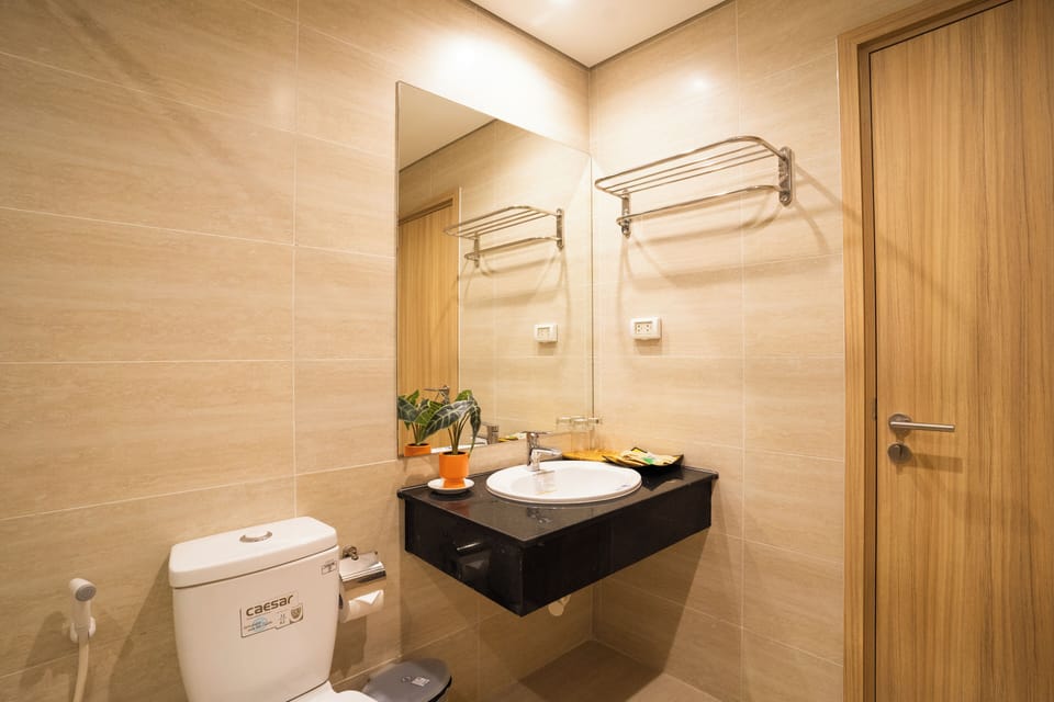 Shower, hydromassage showerhead, free toiletries, hair dryer