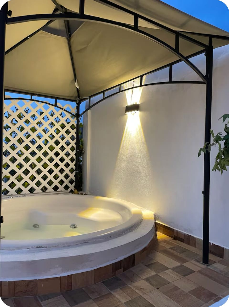 Outdoor spa tub