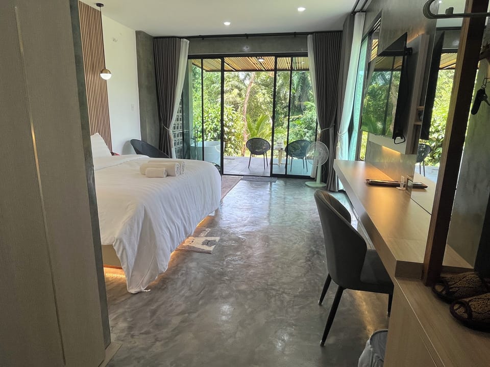 Deluxe Suite, River View | Laptop workspace, WiFi (free), individually decorated, bed sheets