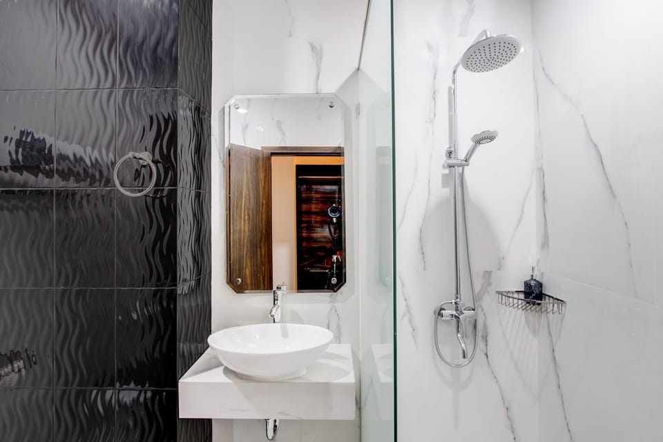 Standard Suite, 1 Double Bed | Bathroom | Shower, free toiletries, bidet, towels