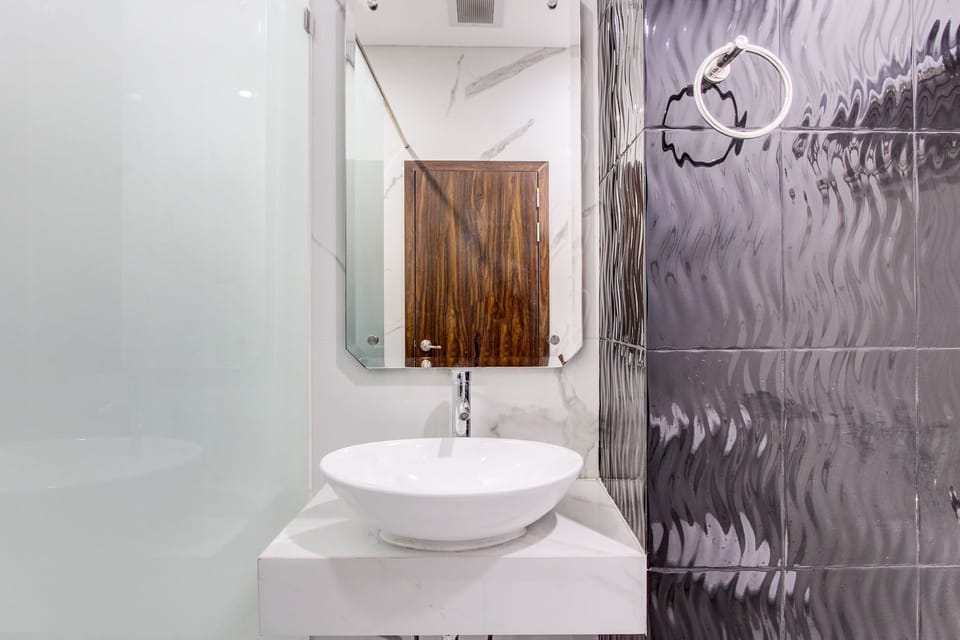 Deluxe Double Room | Bathroom | Shower, free toiletries, bidet, towels