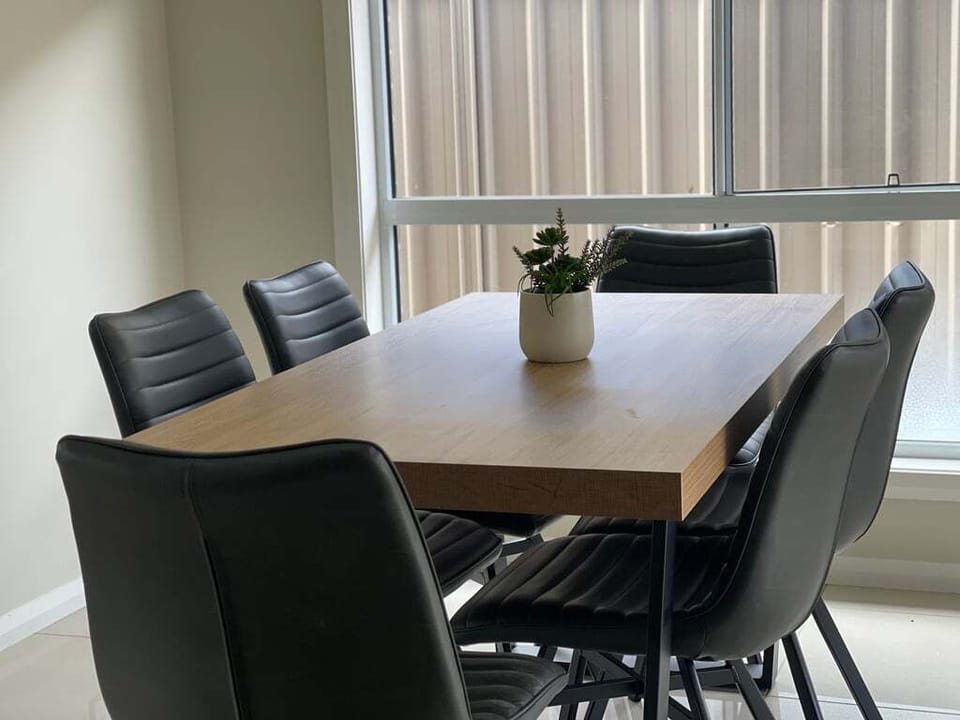 Dining area, seats 6.